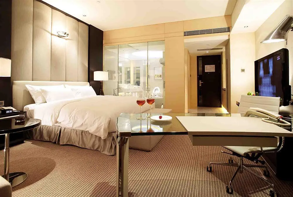 Hilton Shanghai City Center 5*,