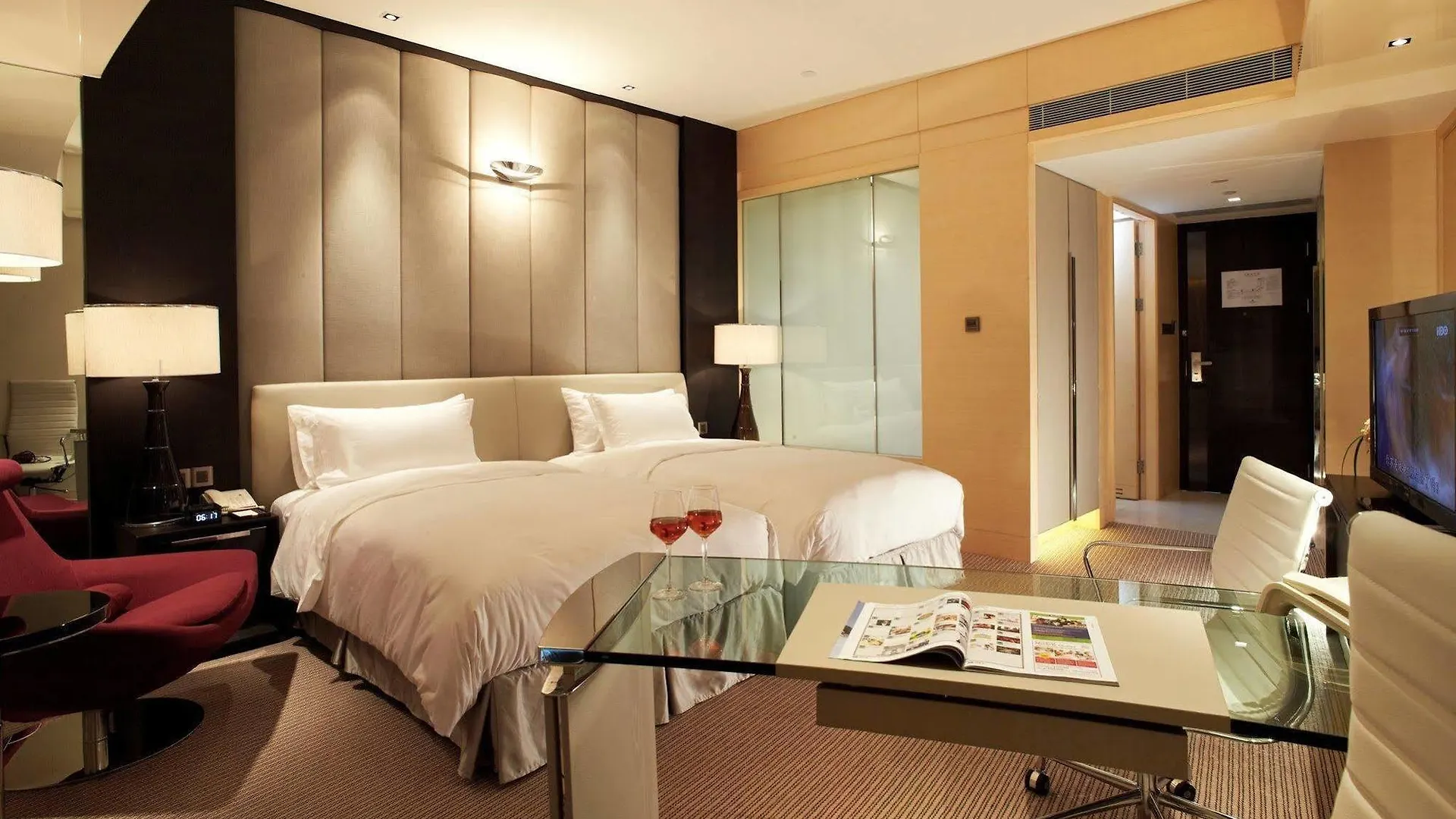 Hilton Shanghai City Center 5*,
