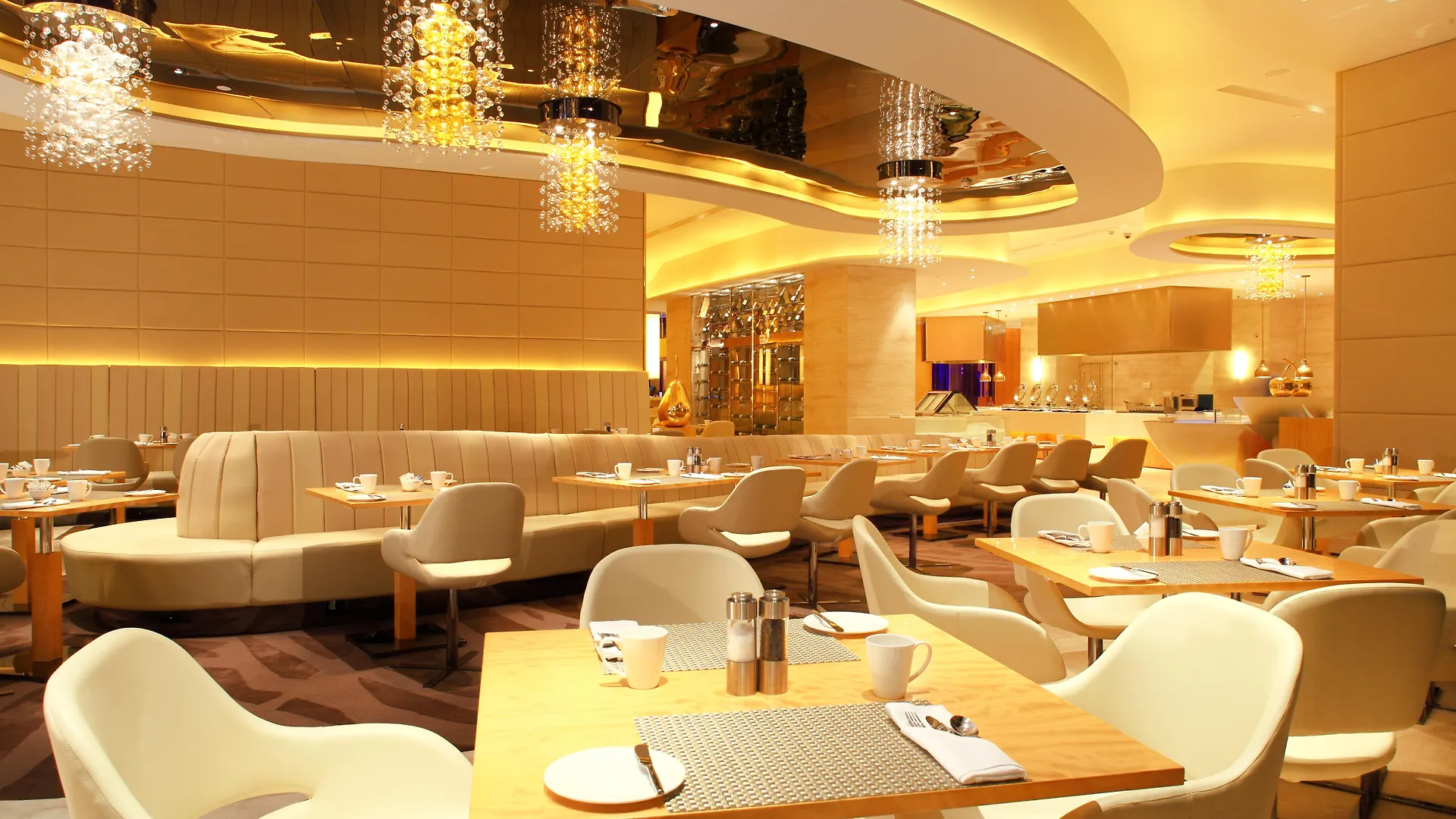 Hilton Shanghai City Center 5*,