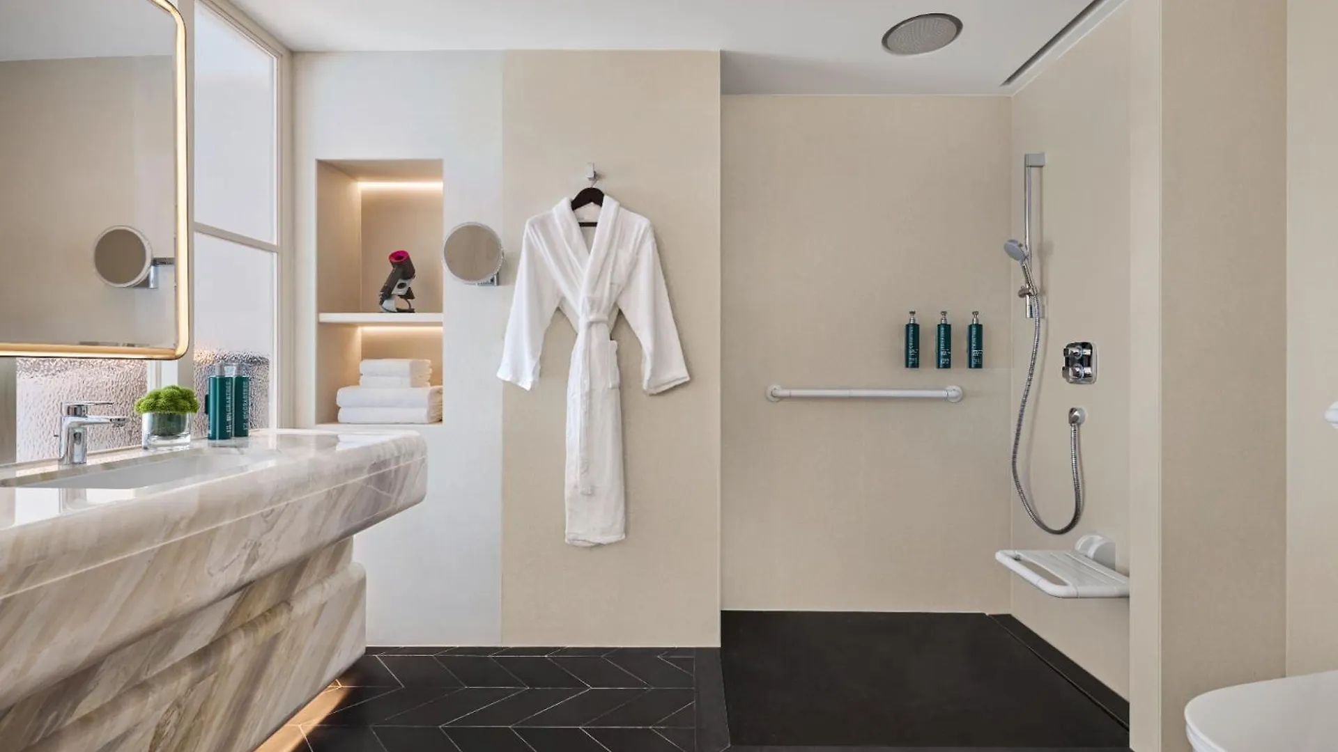 Hilton Shanghai City Center -Steps From Iconic Landmarks Wukang Mansion And Jing'An Temple 5*,