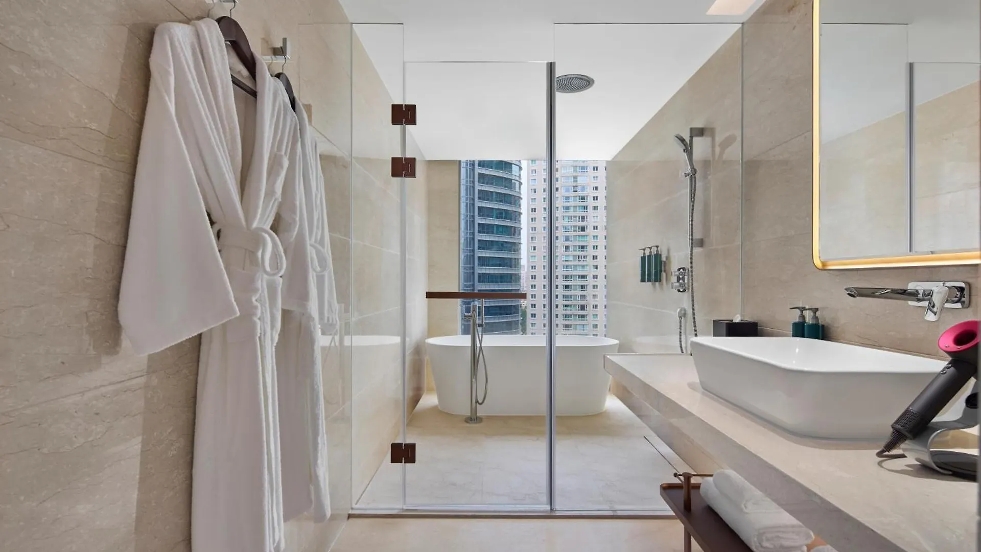 Hilton Shanghai City Center -Steps From Iconic Landmarks Wukang Mansion And Jing'An Temple 5*,  China